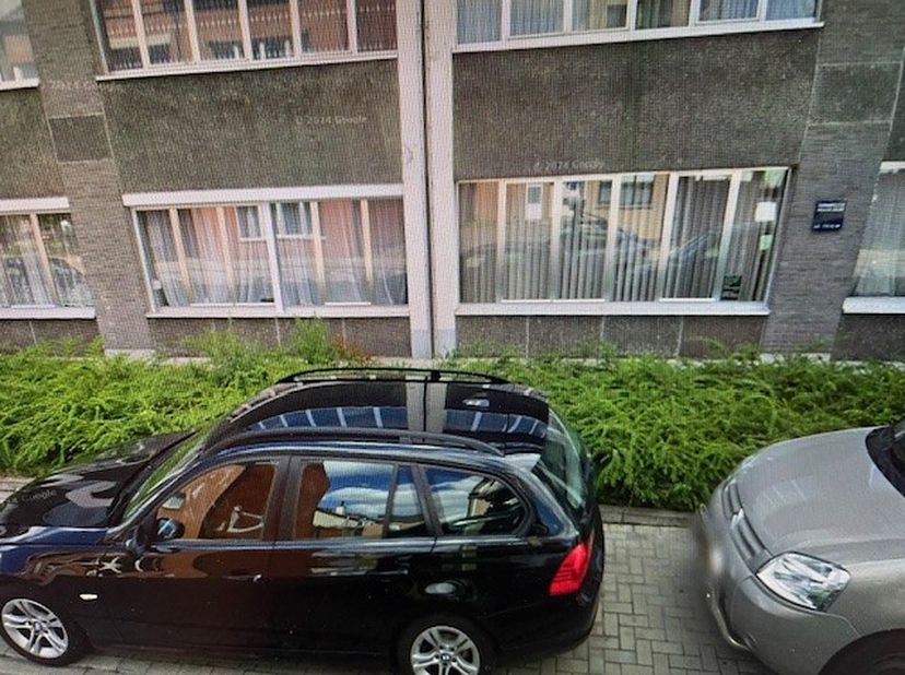 Appartement bien situé à rénover. Opportunité exceptionnelle dans cet endroit, proche du centre de Saint-Nicolas. A distance de marche des magasins, é